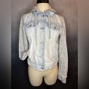 🧥 Mudd Y2K Denim Jacket with Gray Hoodie Sleeves - Size M (Juniors)